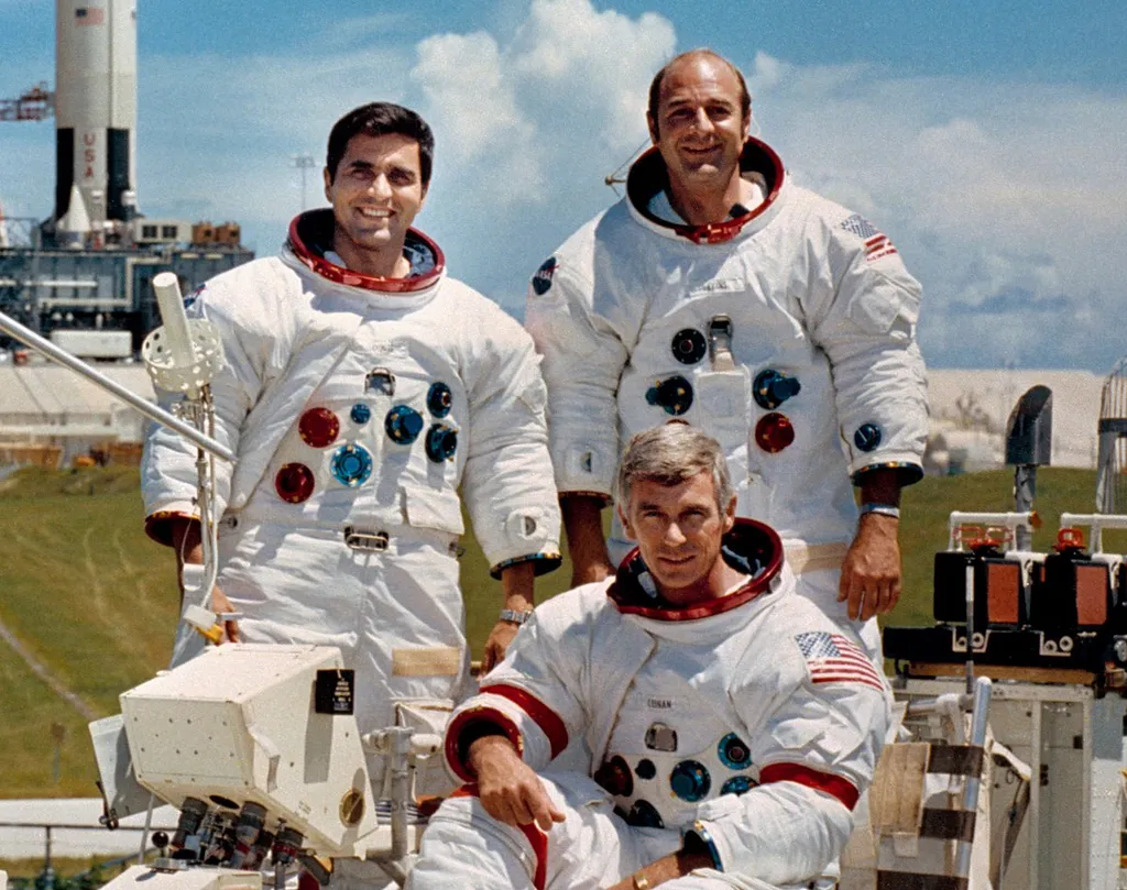 De pé, da esquerda para a direita: os astronautas Harrison Schmitt e Ronald Evans; e sentado, Gene Cernan (Imagem: Reprodução/NASA)