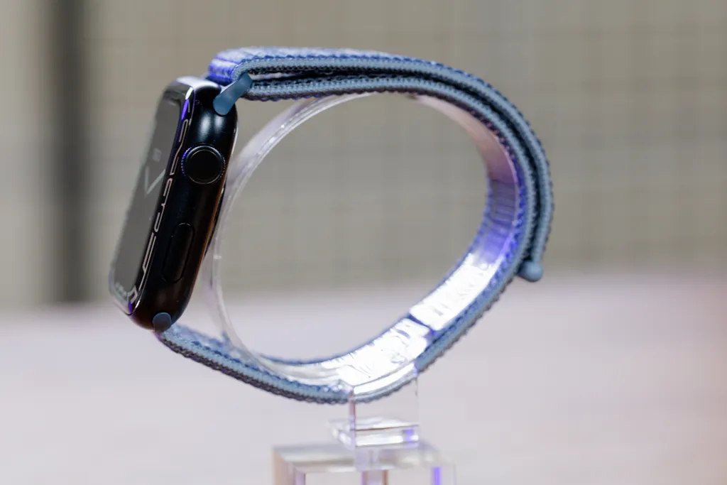 Apple Watch Series 8 tem o mesmo design do relógio antecessor (Imagem: Ivo Meneghel Jr/ Canaltech)