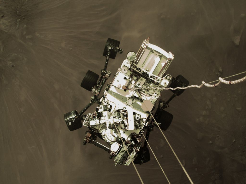 O Perseverance durante a descida, próximo da superfície de Marte(Imagem: Reprodução/NASA/JPL-Caltech)