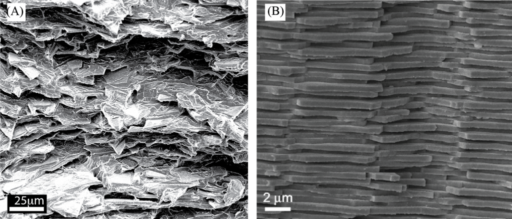 Imagens microscópicas da estrutura do novo compósito de vidro (esquerda) e madrepérola natural (direita) - (Imagem: Reprodução/Mcgill University)