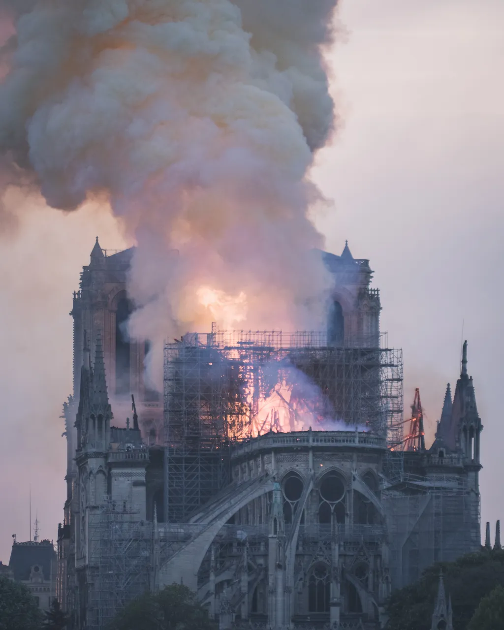 Incêndio no pináculo da Catedral de Notre-Dame, em 2019, gerou esforços de restauração que revelaram as tumbas no subsolo (Imagem: Nivenn Lanos/Unsplash)