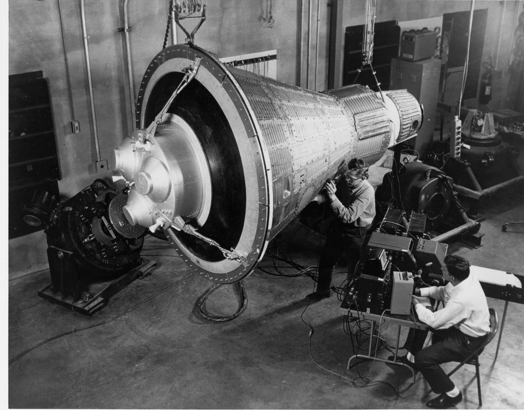 Engenheiros supervisam a versão de testes da Mercury (Foto: NASA)