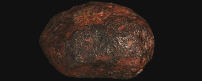 O meteorito de Wedderburn antes dos cortes (Foto: Museums Victoria)