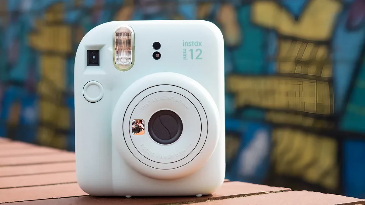 Instax Mini 13: Fujifilm atualiza câmera instantânea com temporizador e corpo acolchoado