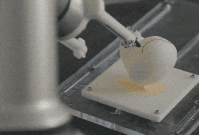 A capacidade de girar 360 graus do robô consegue superar a limitação de camada plana enfrentada pela impressão 3D tradicional (Imagem: Reprodução/Xiujie Wang/Changling Wang/Yongjin Liu)