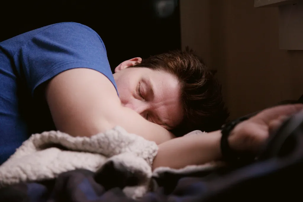 A inércia do sono acontece quando acordamos fora do horário ao qual o corpo está acostumado, ou quando dormimos pouco em outras ocasiões (Imagem: Shane/Unsplash)