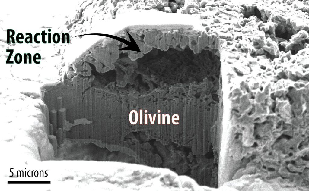 Em imagem microscópica, a amostra de olivina revela o vão deixado pela precipitação do magnésio, quando a rocha interage com a água — sob alta pressão e temperatura (Imagem: Reprodução/Shim/ASU)