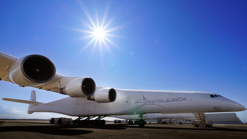 Maior avião do mundo completa teste de voo com novo recorde; veja o vídeo -  TecMundo