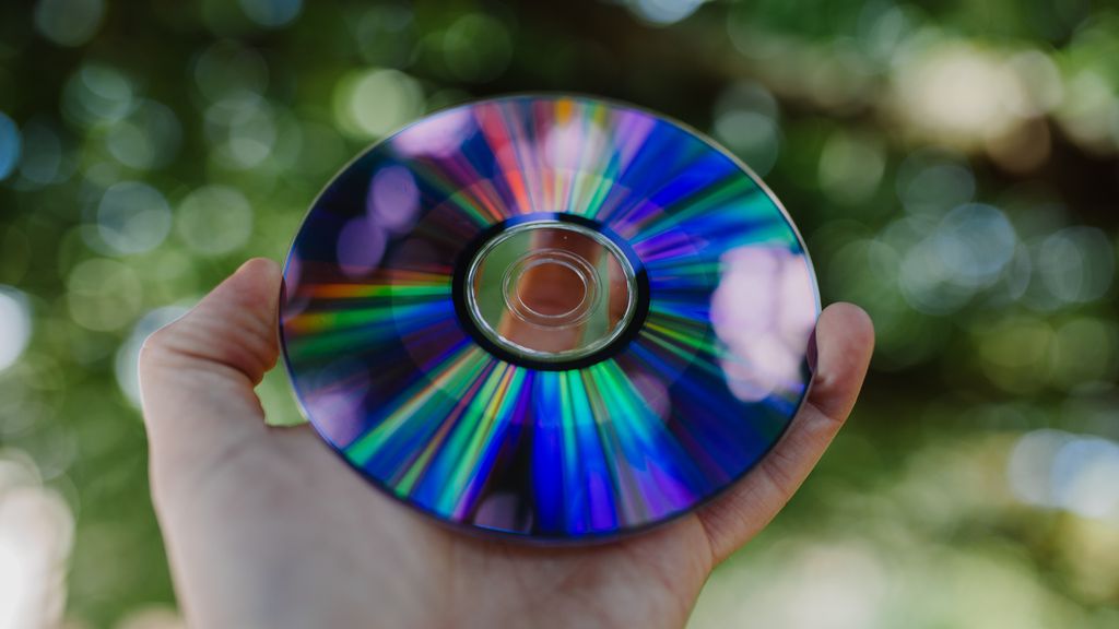 Uma referência usada para saber se um áudio tem a mesma qualidade da gravação feita em estúdio é a amostragem de um CD, que tem 44,1 kHz a 16-bit (Imagem: Phil Hearing/Unsplash)