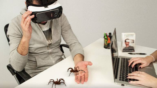 Psicóloga usando óculos de realidade virtual para tratar fobia (Foto: Raphael Feitoza/eurio.com.br)