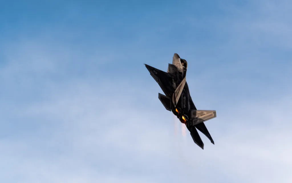 Um F-22 Raptor em exercício nos EUA (Imagem: Divulgação/twenty20photos/Envato)