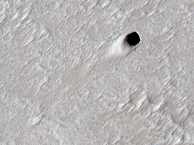 Essa cratera de um tubo de lava colapsado em Marte tem 50m de diâmetro (Imagem: Reprodução/NASA/JPL/University of Arizona)