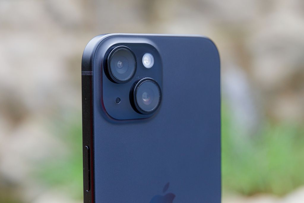 Módulo de câmeras do iPhone 15 tem bordas mais suaves na traseira do celular (Imagem: Ivo Meneghel Jr/Canaltech)