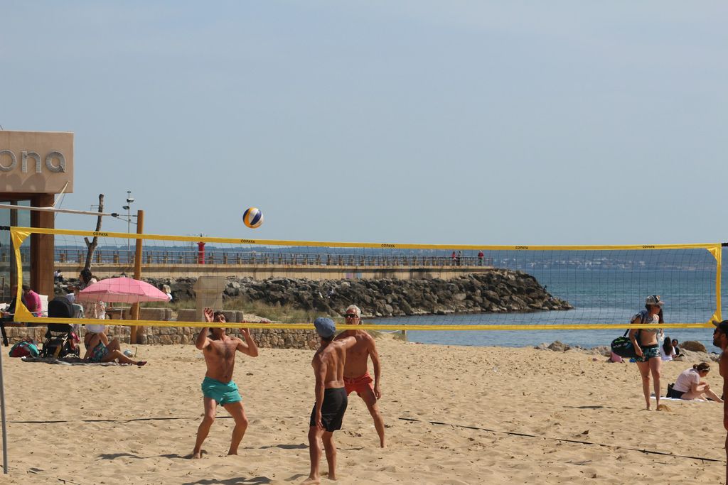 Pessoas jogando vôlei na praia