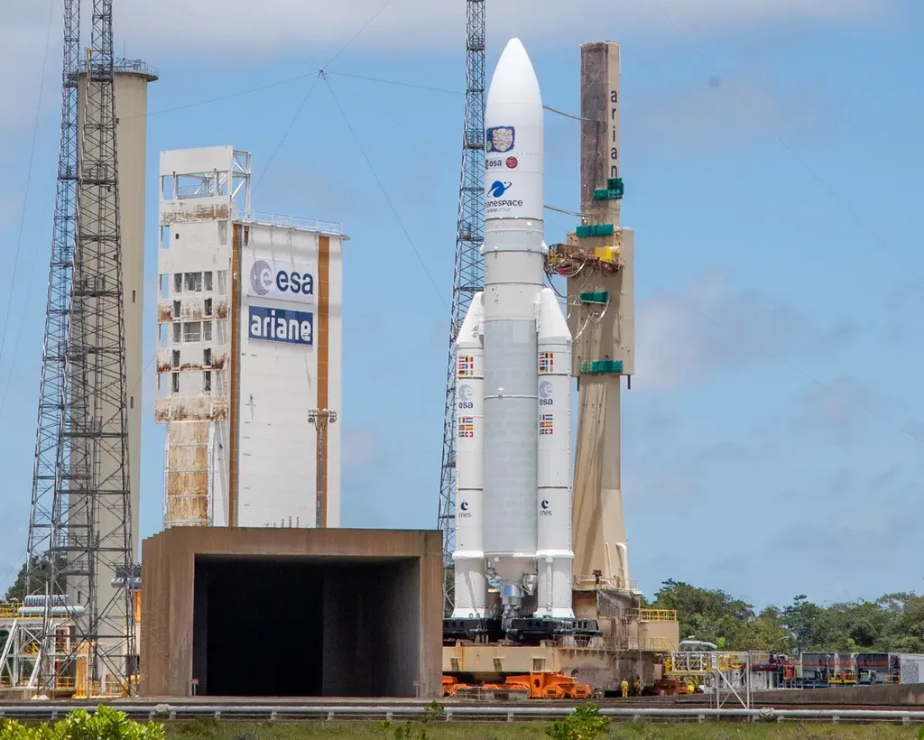 Foguete Ariane 5 preparado para o lançamento da missão JUICE (Imagem: Reprodução/ESA/CNES/Arianespace/Optique vidéo du CSG/P.Baudon)