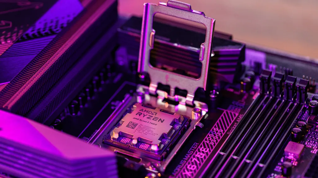 Hoje, a AMD é pioneira no aumento do cache, enquanto a Intel ainda não conseguiu sair dos 36 MB no nível 3 (Imagem: Divulgação/AMD)