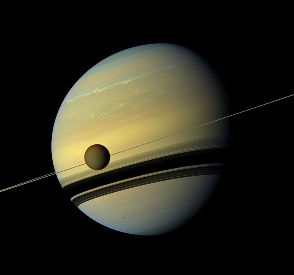 Titã é a maior lua de Saturno e a segunda maior do Sistema Solar, ficando atrás apenas de Ganimedes (Imagem: Reprodução/NASA)