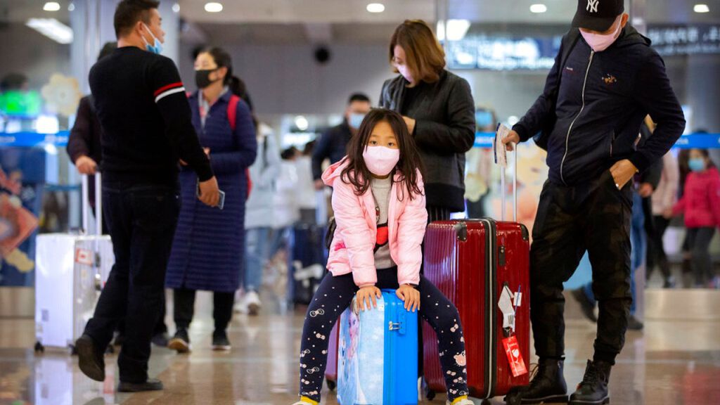 Em países asiáticos, o uso de máscaras respiratórias é socialmente mais aceitável (Foto: Mark Schiefelbein/ AP Photo)