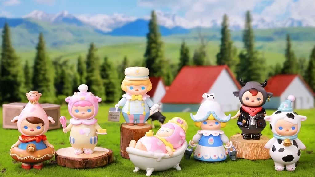 Pucky é uma personagem infantil sem gênero baseada em uma criatura espiritual — ela aparece com diversas roupas diferentes, sempre em tons coloridos (Imagem: Pop Mart/Divulgação)