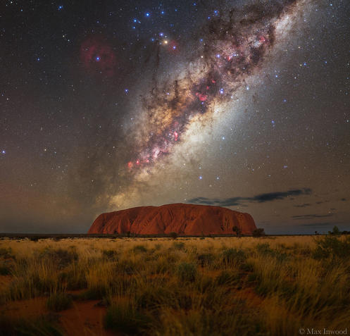 Via Láctea e montanha Uluru