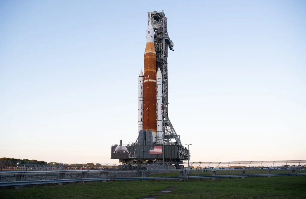 O foguete SLS e a cápsula Orion seguem montados no Centro Espacial Kennedy, agaurdando o lançamento  (Imagem: Reprodução/NASA/Joel Kowsky)