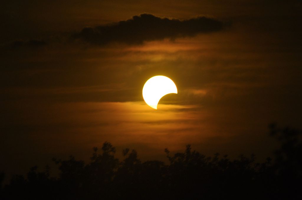 Os eclipses solares podem causar danos irreversíveis à retina se forem observados diretamente (Imagem: Reprodução/Randy McGuire/Pixabay)