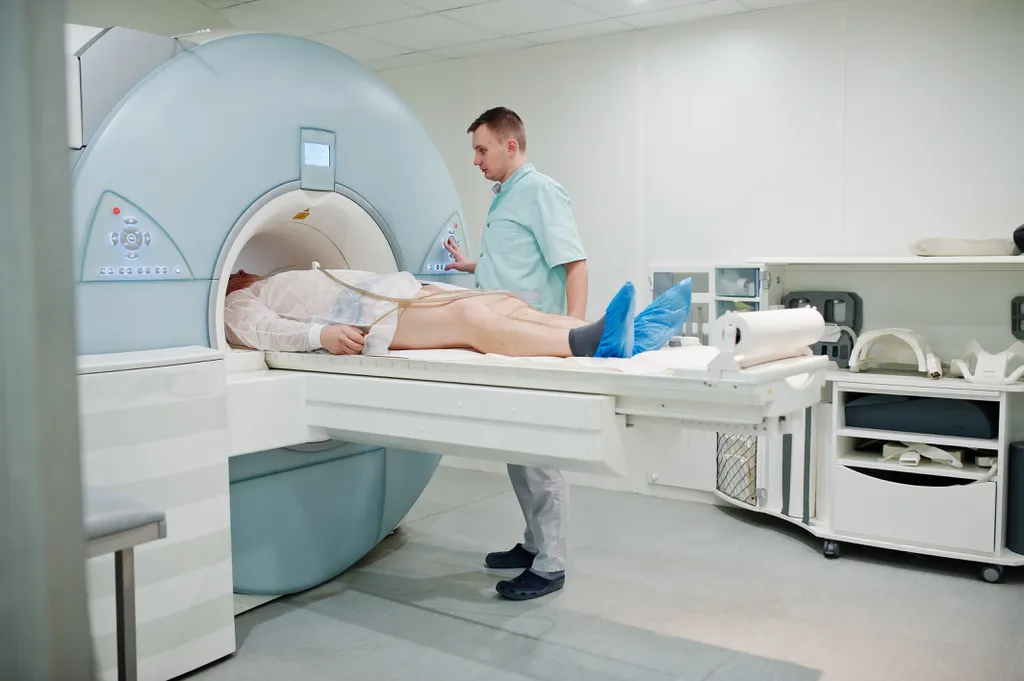 As ressonâncias magnéticas cerebrais abarcam desde o desenvolvimento do órgão no feto, ainda no útero, até os cem anos de idade (Imagem: ASphotostudio/envato)