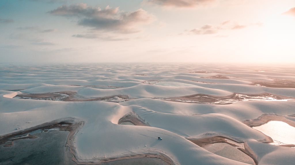 Os Lençóis Maranhenses, no Maranhão, abriga milhares de dunas, sendo o maior parque deste tipo de relevo de toda América do Sul (Imagem: Reprodução/Unsplash/Marcreation)