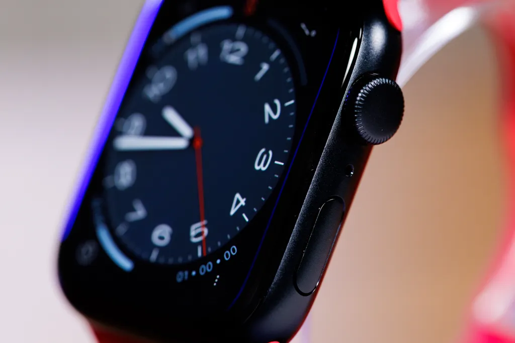Botões do Apple Watch SE podem ficar no lado direito ou esquerdo, dependendo do seu pulso — ou preferência (Imagem: Ivo Meneghel Jr/Canaltech)