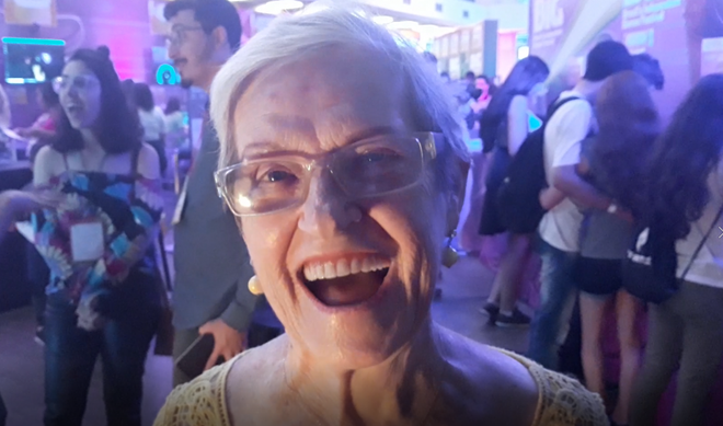 A sorridente Dona Tereza, que desenvolveu um game, inspirada na netinha (Foto: Wagner Wakka/Canaltech)