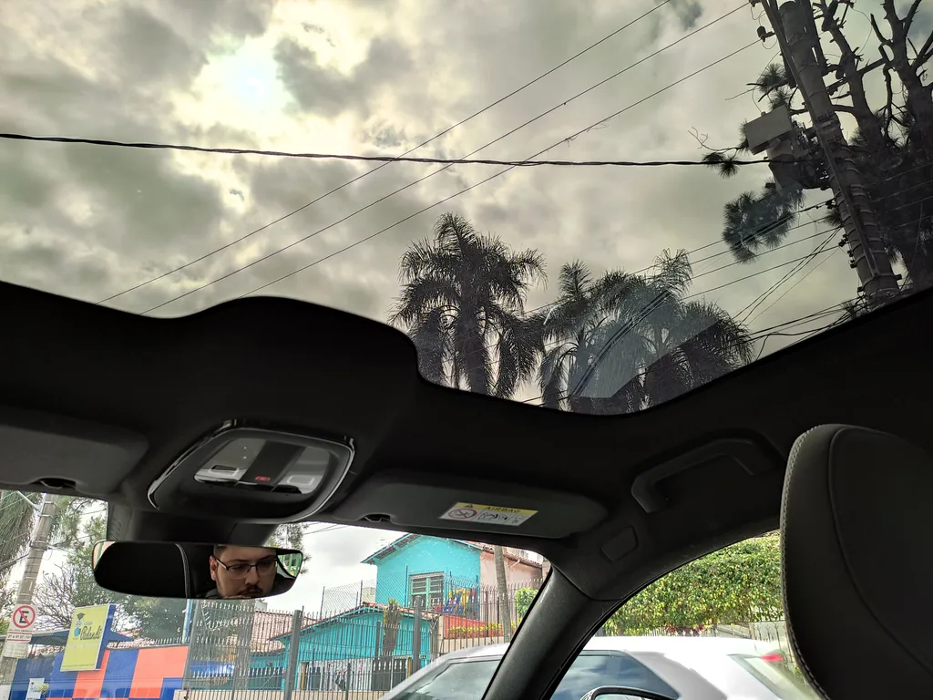 O teto panorâmico do Volvo C40 está sempre aberto, mas não incomoda (Imagem: Felipe Ribeiro/Canaltech)