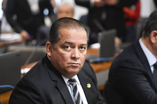 O senador Eduardo Gomes (MDB-TO) votou em favor de ampliar os poderes de promotores e investigadores na obtenção de informações digitais de suspeitos de crimes contra crianças (Foto: Edilson Rodrigues/Agência Estado)