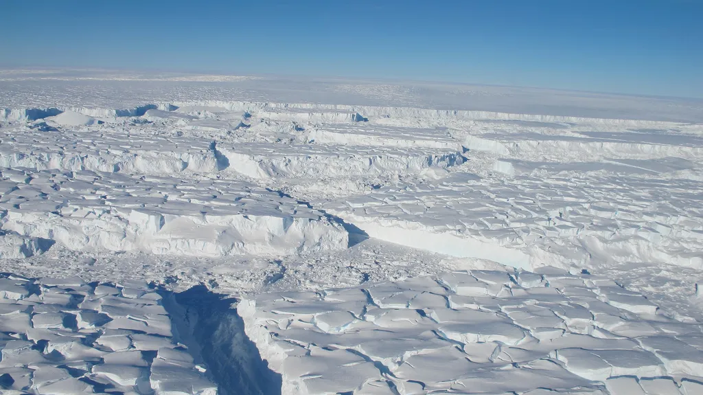 As rachaduras no gelo conhecidas com crevasses, observadas na superfície da Geleira de Thwaites, também apareceram nas imagens subaquáticas do robô Icefin (Imagem: NASA/J. Yungel/Wikimedia Commons) 