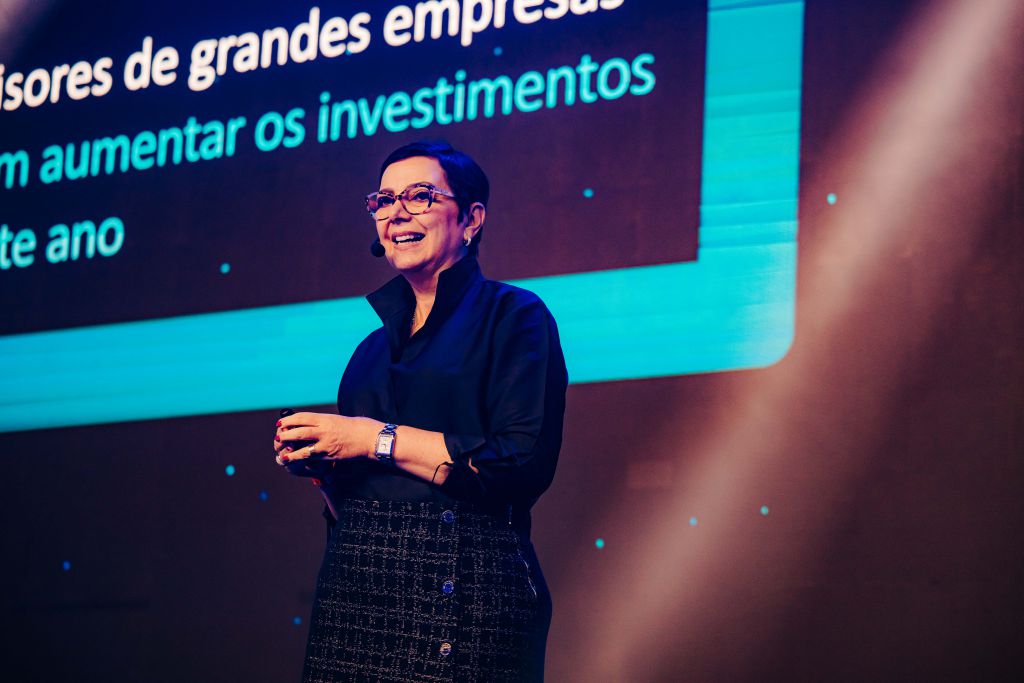 Tania Cosentino no palco do CRM Zummit