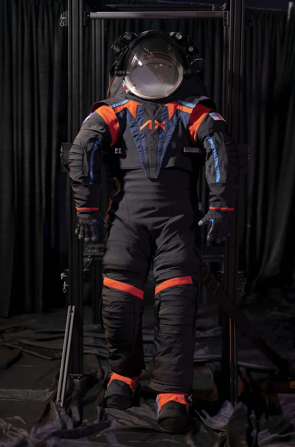 Protótipo dos trajes espaciais da Axiom Space; a cobertura escura esconde parte da estrutura (Imagem: Reprodução/Axiom Space)