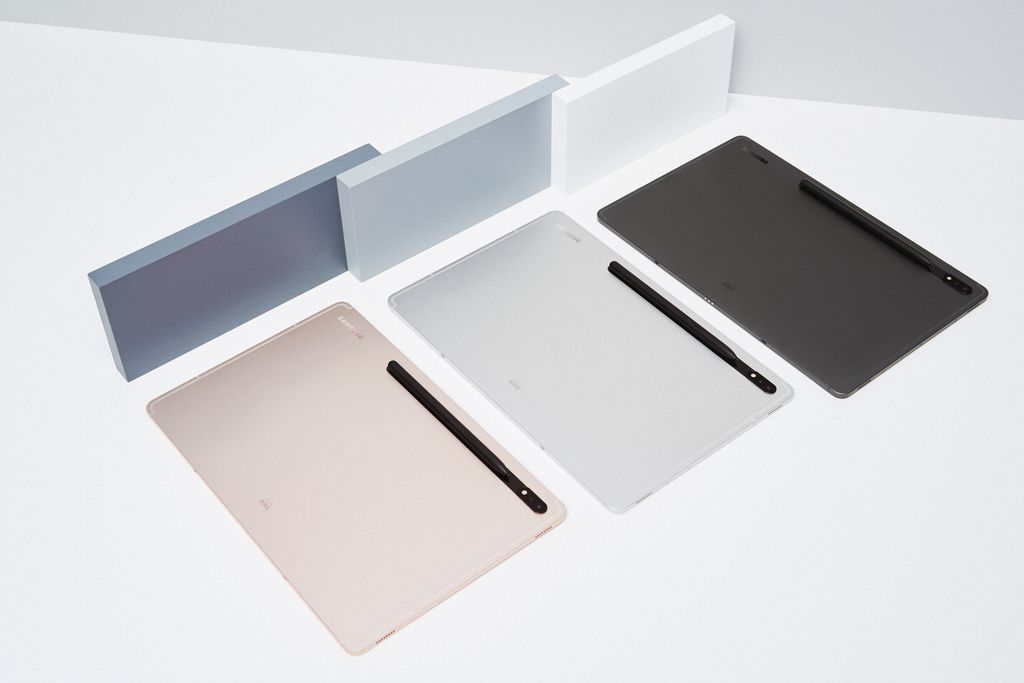 Apesar de compartilhar boa parte dos recursos do modelo Ultra, o Galaxy Tab S8 e S8 Plus empregam alguns cortes para possibilitar uma experiência premium mais compacta e acessível (Imagem: Samsung)