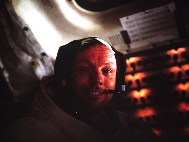 Foto de Neil Armstrong dentro do módulo lunar, tirada no momento que o equipamento pousou na superfície da lua (Imagem: NASA)