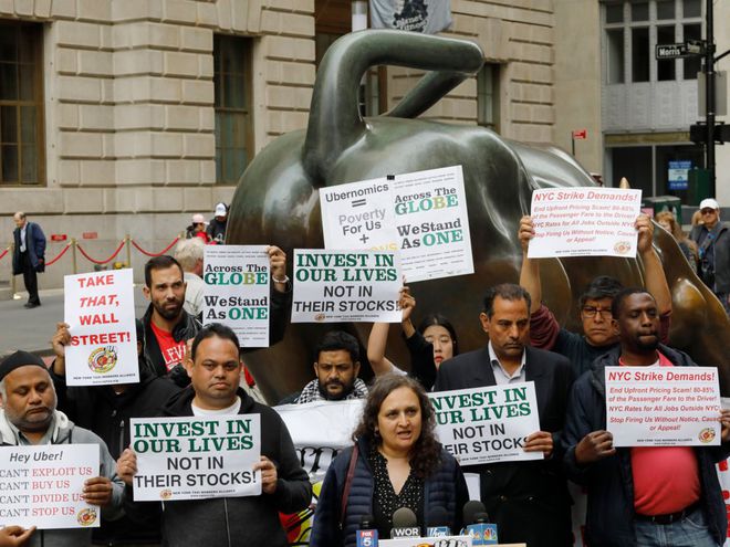 Manifestantes protestaram em frente a Bolsa de Valores em Nova York (Imagem: Mark Lennihan/AP Photo)