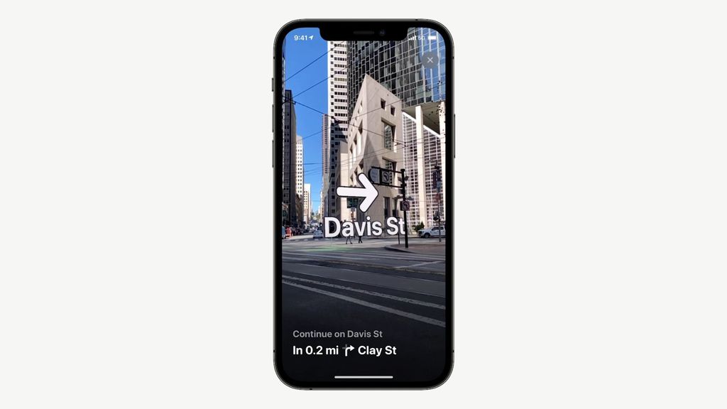 Setas em tamanho gigante no são exibidas na tela do celular para dar as direções calculadas (Imagem: Reprodução/Apple)