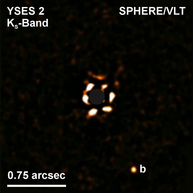 Imagem direta do exoplaneta YSES 2b, no canto inferior direito, enquanto a sua estrela está no centro da imagem — bloqueada por um coronógrafo; usado para estudar a coroa solar de estrelas (Imagem: Reprodução/ESO/SPHERE/VLT/Bohn et al)