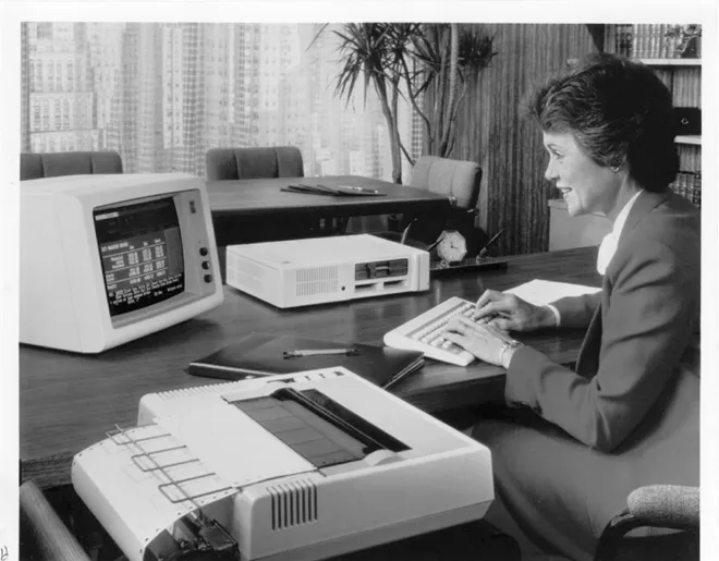 Projeto para o uso doméstico, o monitor do PCJr também era bom para visualizar gráficos e tabelas (Imagem: Reprodução/IBM)