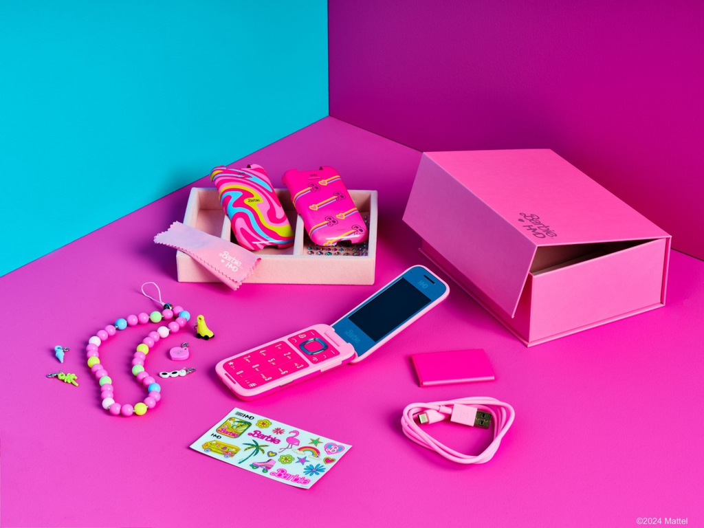 Celular da Barbie vem com pulseira, adesivos e mais acessórios (Imagem: Divulgação/HMD)