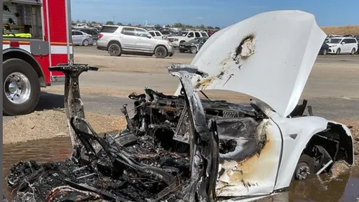 Carro da Tesla pega fogo depois de 3 semanas estacionado