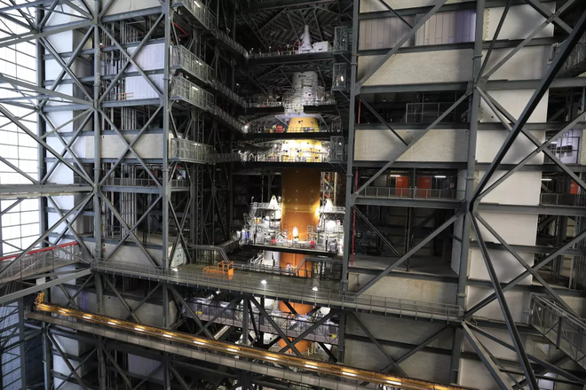 Cápsula Orion e o foguete SLS nas instalações do Kennedy Space Center (Imagem: Reprodução/NASA/Cory Huston)