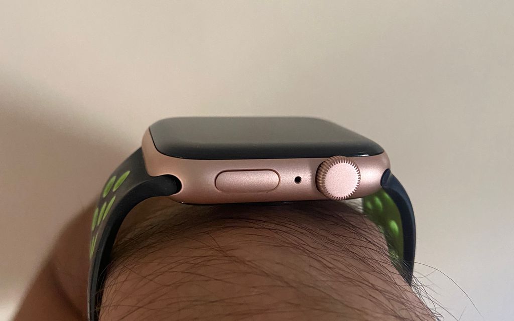 Force a reinicialização do seu Apple Watch caso o mesmo não esteja desligando (Foto: Lucas Wetten)
