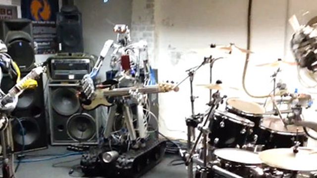 [Vídeo]: Banda formada por robôs toca 'Ace of Spades', do Motörhead