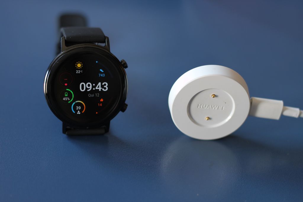 O carregador do Huawei Watch GT 2 é magnético. De o lado, o cabo é USB-C, e na outra ponta é USB tradicional — sem adaptador AC (Imagem: Luciana Zaramela/Canaltech)