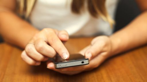 Adolescentes assumem que são viciados em smartphones, segundo estudo