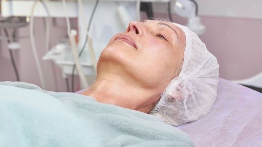 Milagre! Mulher "morre" por 45 minutos e volta à vida, contrariando a medicina