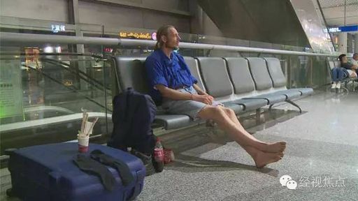 Homem passa 10 dias esperando por namorada que conheceu online e ela não aparece